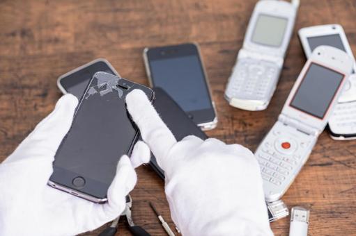 スマホを修理する手元 repair スマホを修理する手元 repairの写真