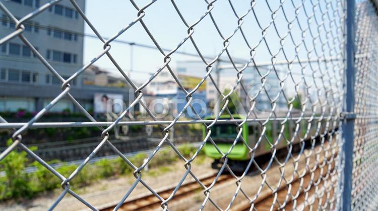 線路沿いの金網のフェンス 金網,フェンス,金属の写真素材