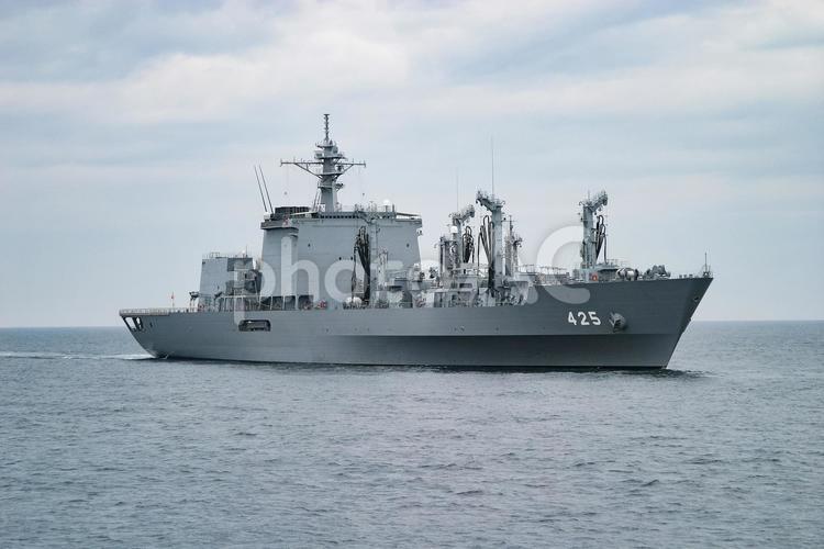 航行する海上自衛隊の補給艦ましゅう 海上自衛隊,自衛隊,ミリタリーの写真素材