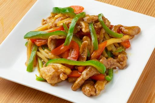 白い角皿いっぱいに盛られた青椒肉絲1 白い角皿いっぱいに盛られた青椒肉絲1 青椒肉絲,チンジャオロース,チンジャオロースーの写真素材