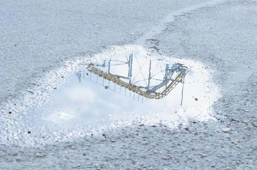 水溜りに映るジェットコースター 水溜り,ジェットコースター,映の写真素材
