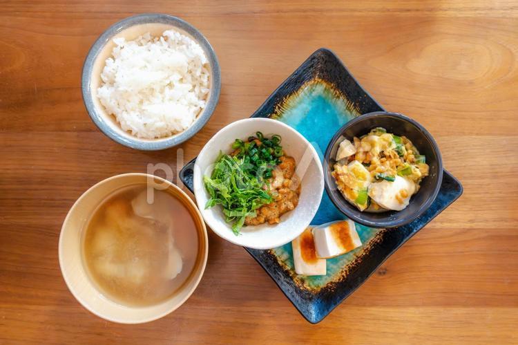 納豆ご飯と味噌汁の和朝食セット 和食,朝食,ご飯の写真素材