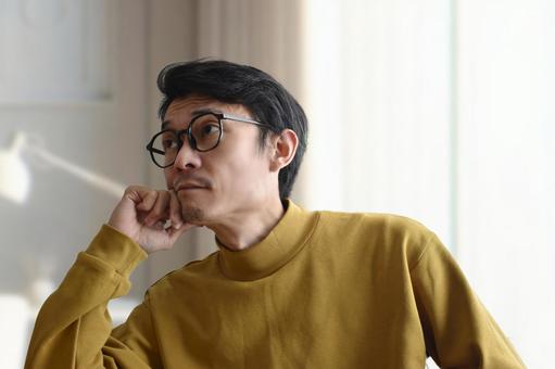 もの思うメガネの男性 男性,メガネ,思うの写真素材