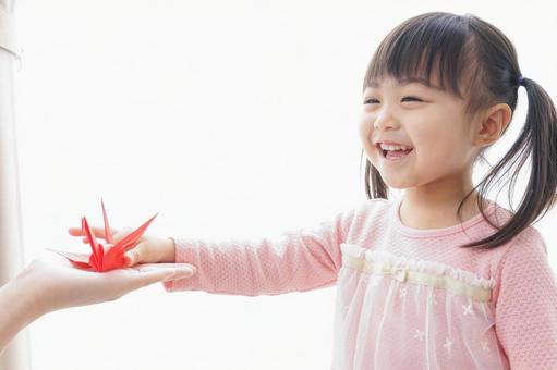 つるの折り紙を持つ子ども つるの折り紙を持つ子ども 遊ぶ,手,知性の写真素材