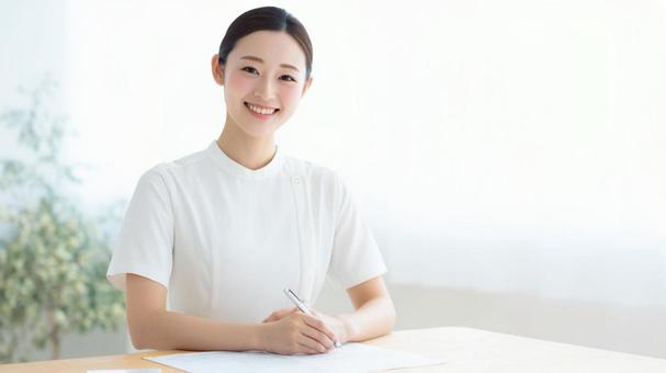 明るく微笑む女性 明るく微笑む女性の写真