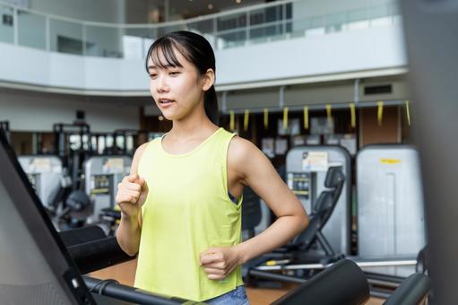 ジムでトレーニングする若い女性 ジム,フィットネス,トレーニングの写真素材