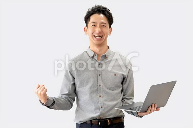 ガッツポーズをする笑顔の男性ビジネスマン 男性,パソコン,ガッツポーズの写真素材