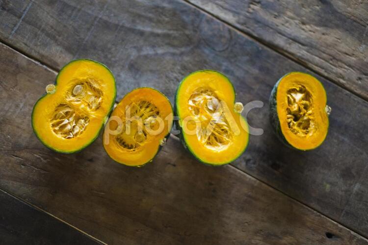 木の机の上のカボチャ かぼちゃ,カボチャ,野菜の写真素材