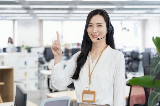 コールセンターで働く女性オペレーター コールセンターで働く女性オペレーター ビジネス,オペレーター,コールセンターの写真素材