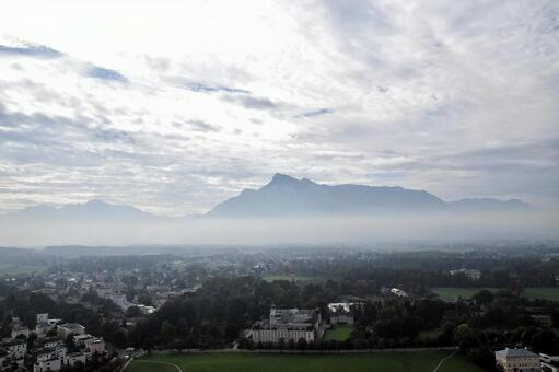 雲海の先にザルツブルクの街並みと美しい山 ザルツブルク,雲海,オーストリアの写真素材