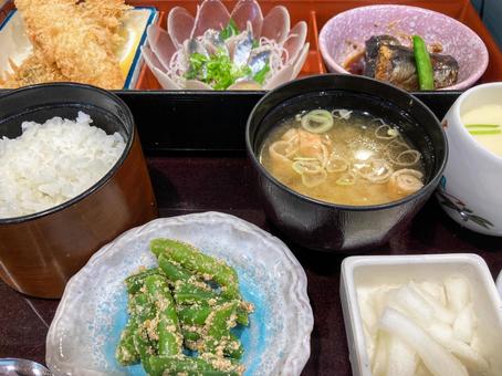 いわし刺いわしフライいわし煮付け定食の写真