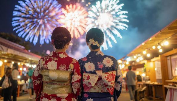 打ち上げ花火と浴衣姿の女性 打ち上げ花火と浴衣姿の女性の写真