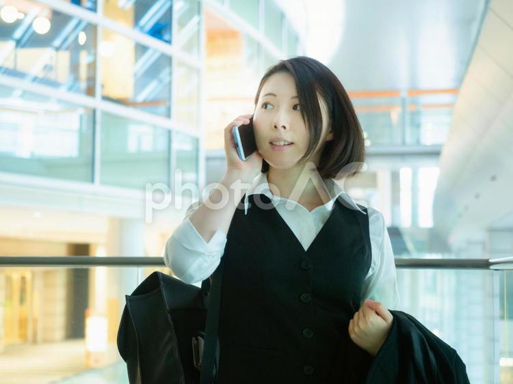 【女性】外回りの仕事をする女性 ol,オフィスレディ,女性の写真素材