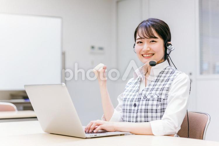 コールセンターの女性(パソコン) コールセンターの女性(パソコン) コールセンター,オペレーター,テレオペの写真素材