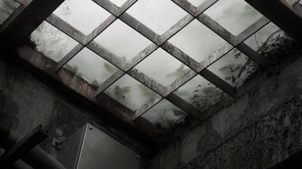 恐怖!!監禁された地下室から見上げる天窓 恐怖!!監禁された地下室から見上げる天窓 地下道,天窓,隧道の写真素材