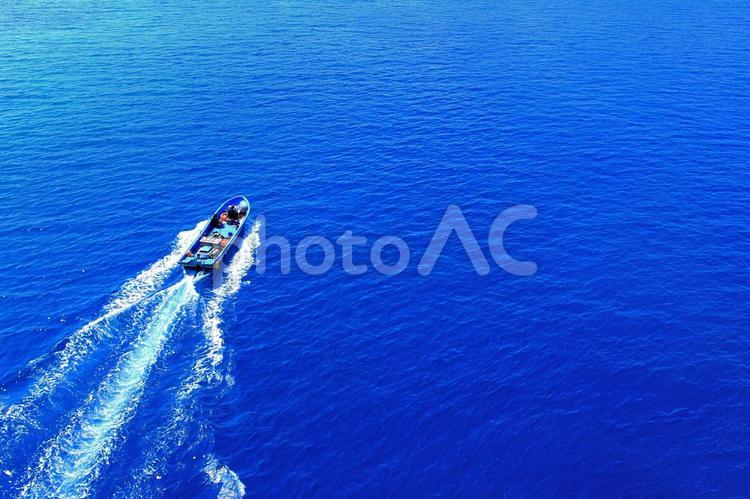 青い海と漁船 海岸,海水浴,遊泳の写真素材