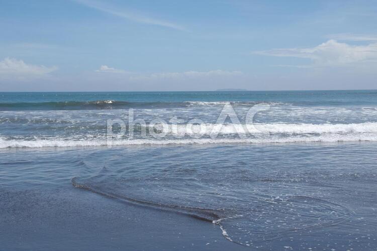 夏の海の波打ち際 海,波打ち際,波の写真素材