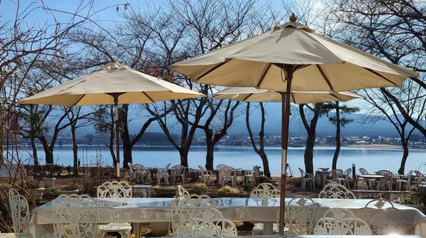 冬の庭 河口湖,パラソル,ベンチの写真素材