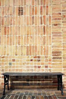 レンガの壁とベンチ	 ベンチ,煉瓦,模様の写真素材