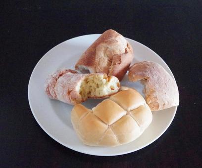 ちぎったパン 残したパン イタリアパン ちぎったパン 残したパン イタリアパンの写真