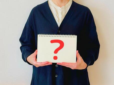 赤いクエスチョンマークと女性 疑問,質問,悩みの写真素材