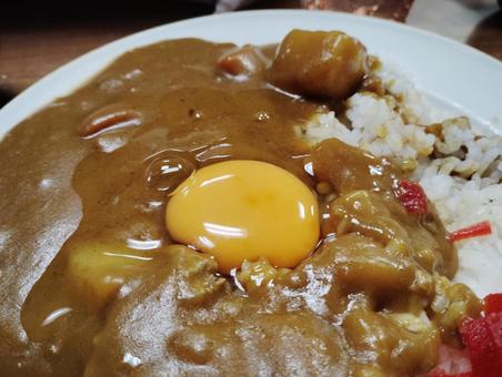 カレーライス生玉子乗せ カレーライス,生玉子,生卵の写真素材