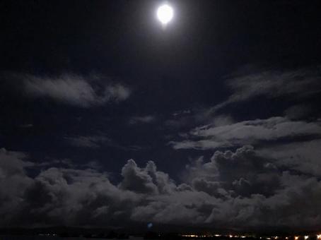 月明り 月明り 灯かり,明かり,街灯の写真素材