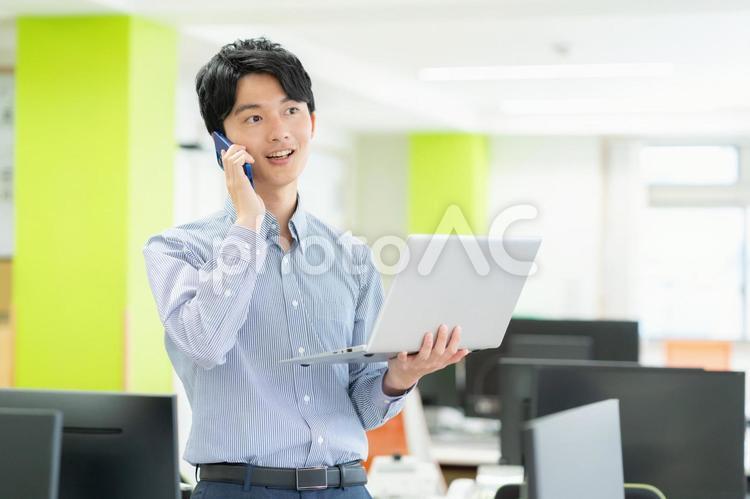 オフィスで働く男性エンジニア ビジネス,エンジニア,新入社員の写真素材