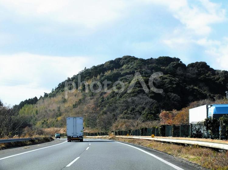 冬の東名　枯れ木とトラック運送 道路,東名高速道路,ハイウェイの写真素材