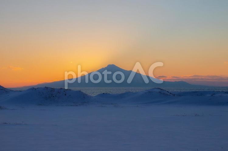 夕焼けを背に映える冬の利尻岳 北海道,利尻岳,夕日の写真素材