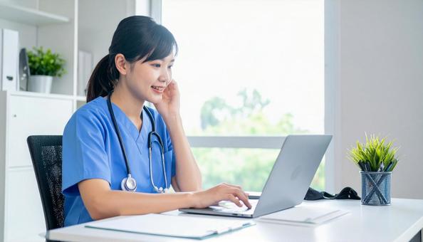 介護イメージ 画面で打ち合わせるスタッフ 介護イメージ 画面で打ち合わせるスタッフの写真