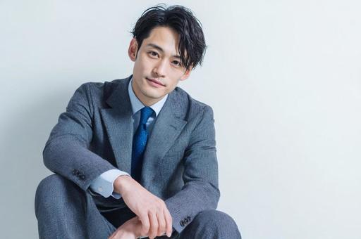 スーツ姿の若いビジネスマン-17 スーツ姿の若いビジネスマン-17の写真
