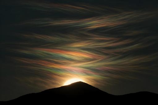 彩雲の帯と入日 彩雲の帯と入日の写真