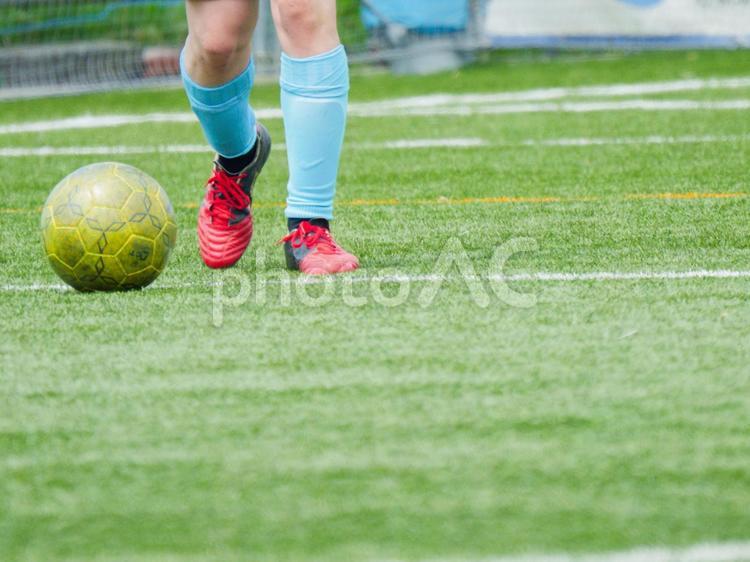 サッカー　コピースペース　赤いスパイク　 コピースペース,縦画像,パスの写真素材