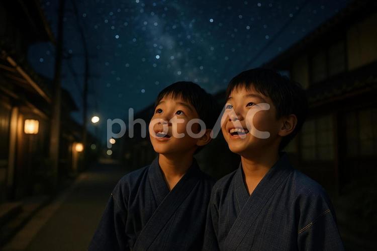 友人と並んで夜空を見上げる少年たち 友人,子供,男の子の写真素材