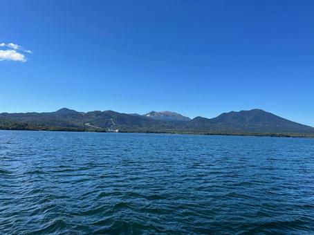 のどかな湖面と青空 のどかな湖面と青空の写真