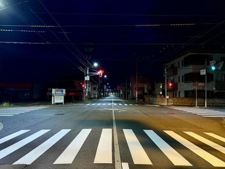 深夜の交差点の横断歩道 深夜の交差点の横断歩道の写真