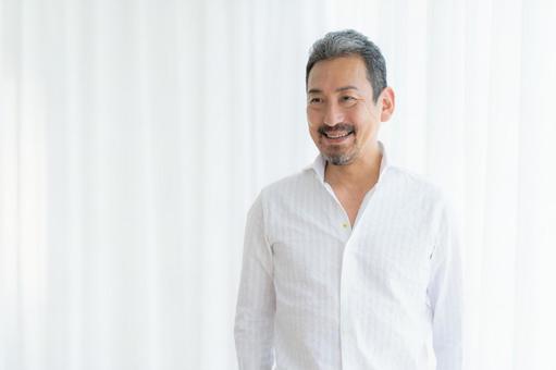 リビングでスキンケアをするミドルの男性 ビューティー,スキンケア,男性の写真素材