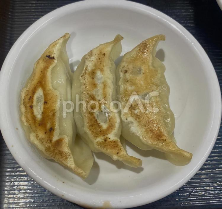餃子　中華料理　おかず　お惣菜 餃子,焼き餃子,３個の写真素材