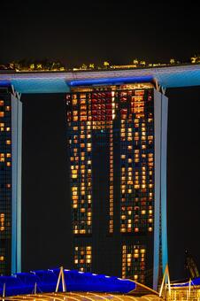 シンガポール夜景タワー 高層ビル,夜景,ライトアップの写真素材