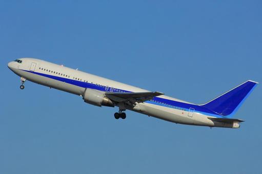 羽田空港を離陸する飛行機 羽田空港を離陸する飛行機 飛行機,航空機,anaの写真素材