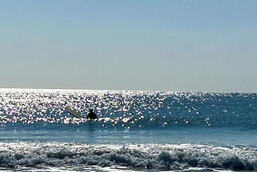 冬の海とサーファー サーファー,サーフィン,御宿の写真素材