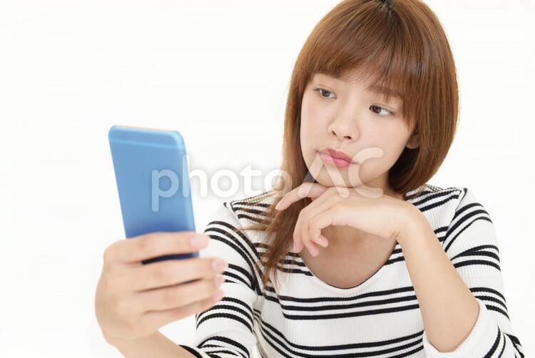 スマートフォンを持つ女性 女性,スマートフォン,女の写真素材