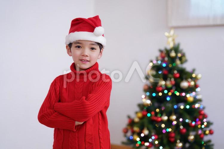 腕組みをするサンタ帽子の男の子 男の子,サンタ帽子,腕組みの写真素材