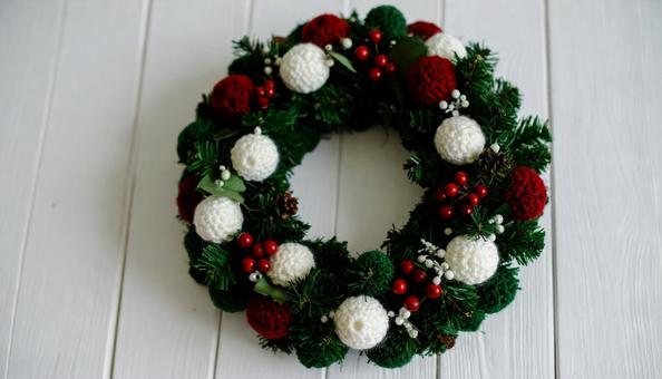 毛糸でできたクリスマスリース 毛糸でできたクリスマスリースの写真