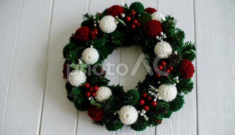 毛糸でできたクリスマスリース リース,クリスマスリース,毛糸の写真素材