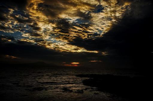 <Goto scenery> Coastal scenery at dawn on a cloudy summer day, JPG <Goto scenery> Coastal scenery at dawn on a cloudy summer day, JPG