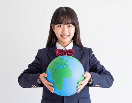 地球のような球体を持った女子生徒 地球のような球体を持った女子生徒の写真
