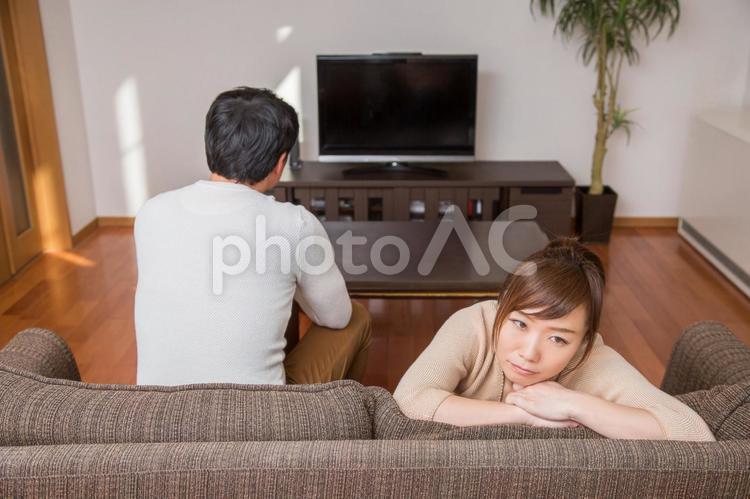 ソファでくつろぐ男女（困る） 夫婦,妻,困るの写真素材