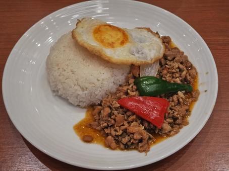 タイ料理店のガパオ タイ料理店のガパオ ガパオ,目玉焼き,タイ料理の写真素材